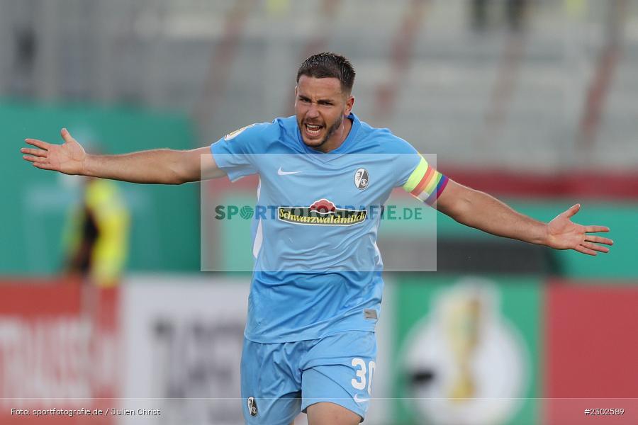 Hände, Arme, gestikuliert, Christian Günter, FLYERALARM-Arena, Würzburg, 08.08.2021, DFB, sport, action, Fussball, Deutschland, August 2021, Runde 1, DFB-Pokal, Saison 2021/2022, SCF, FWK, SC Freiburg, FC Würzburger Kickers - Bild-ID: 2302589