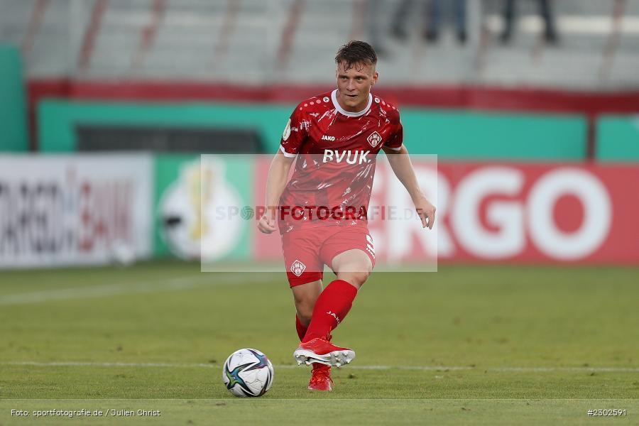 Leon Schneider, FLYERALARM-Arena, Würzburg, 08.08.2021, DFB, sport, action, Fussball, Deutschland, August 2021, Runde 1, DFB-Pokal, Saison 2021/2022, SCF, FWK, SC Freiburg, FC Würzburger Kickers - Bild-ID: 2302591