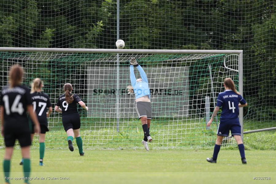 Torwart Theresa Bambeck, Tor, Michaela Straub, Sportplatz, Karlstadt, 08.08.2021, BFV, sport, action, Fussball, Deutschland, August 2021, Bezirkspokal Frauen, Saison 2021/2022, FFC, FVK, 1. FFC Alzenau, FV Karlstadt - Bild-ID: 2302728