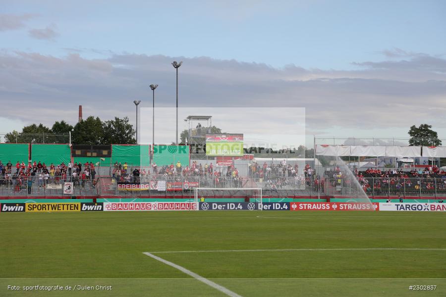 Targo Bank, Strauss, ID.4, Volkgswagen, Bauhaus, bwin, LED-Tafel, Werbebande, Ansicht, Innenraum, Stadion, FLYERALARM-Arena, Würzburg, 08.08.2021, DFB, sport, action, Fussball, Deutschland, August 2021, Runde 1, DFB-Pokal, Saison 2021/2022, SCF, FWK, SC Freiburg, FC Würzburger Kickers - Bild-ID: 2302837