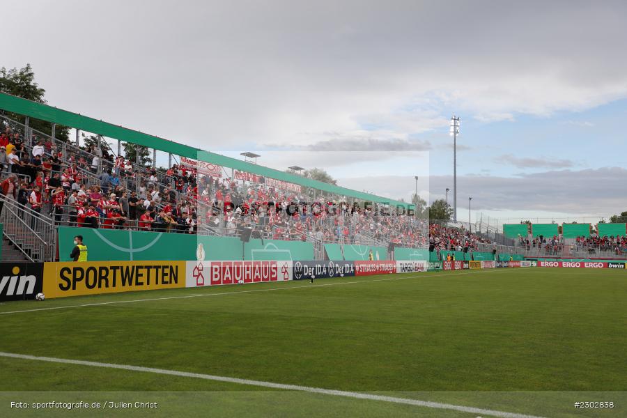 Targo Bank, Strauss, ID.4, Volkgswagen, Bauhaus, bwin, LED-Tafel, Werbebande, Ansicht, Innenraum, Stadion, FLYERALARM-Arena, Würzburg, 08.08.2021, DFB, sport, action, Fussball, Deutschland, August 2021, Runde 1, DFB-Pokal, Saison 2021/2022, SCF, FWK, SC Freiburg, FC Würzburger Kickers - Bild-ID: 2302838