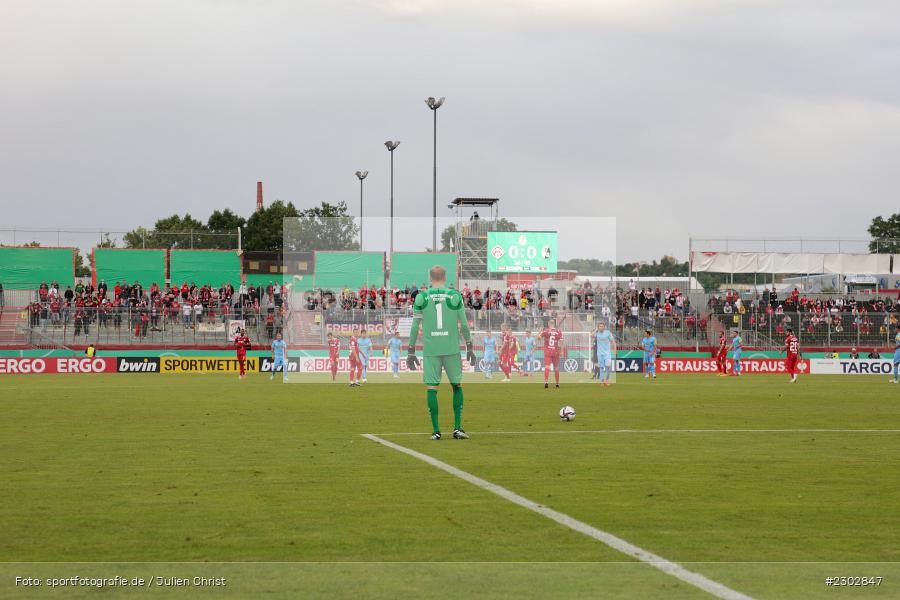 Rückennummer, Feature, Backside, Hendrik Bonmann, FLYERALARM-Arena, Würzburg, 08.08.2021, DFB, sport, action, Fussball, Deutschland, August 2021, Runde 1, DFB-Pokal, Saison 2021/2022, SCF, FWK, SC Freiburg, FC Würzburger Kickers - Bild-ID: 2302847