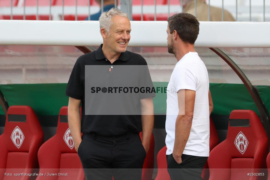 Gespräch, Torsten Ziegner, Christian Streich, FLYERALARM-Arena, Würzburg, 08.08.2021, DFB, sport, action, Fussball, Deutschland, August 2021, Runde 1, DFB-Pokal, Saison 2021/2022, SCF, FWK, SC Freiburg, FC Würzburger Kickers - Bild-ID: 2302853
