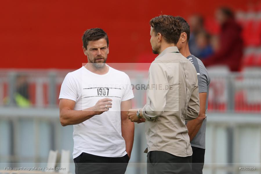 Gespräch, Torsten Ziegner, FLYERALARM-Arena, Würzburg, 08.08.2021, DFB, sport, action, Fussball, Deutschland, August 2021, Runde 1, DFB-Pokal, Saison 2021/2022, SCF, FWK, SC Freiburg, FC Würzburger Kickers - Bild-ID: 2302858