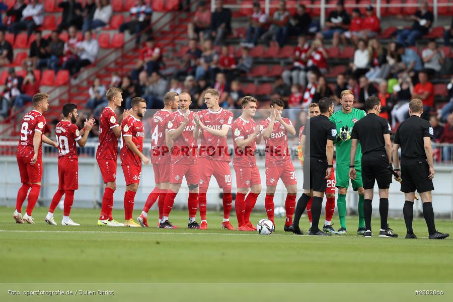 Applaus, Maximilian Breunig, FLYERALARM-Arena, Würzburg, 08.08.2021, DFB, sport, action, Fussball, Deutschland, August 2021, Runde 1, DFB-Pokal, Saison 2021/2022, SCF, FWK, SC Freiburg, FC Würzburger Kickers - Bild-ID: 2302866
