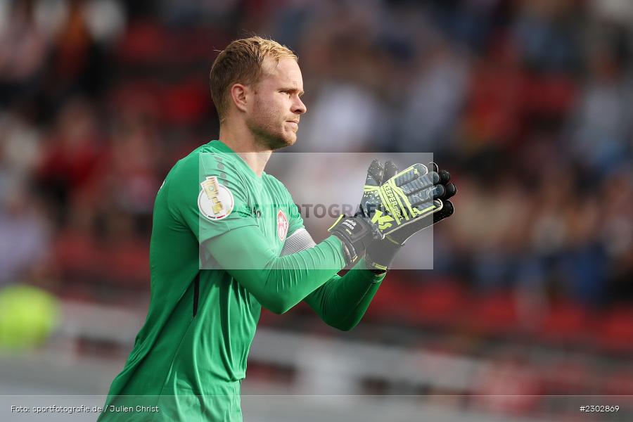 Gestik, Applaus, Hendrik Bonmann, FLYERALARM-Arena, Würzburg, 08.08.2021, DFB, sport, action, Fussball, Deutschland, August 2021, Runde 1, DFB-Pokal, Saison 2021/2022, SCF, FWK, SC Freiburg, FC Würzburger Kickers - Bild-ID: 2302869