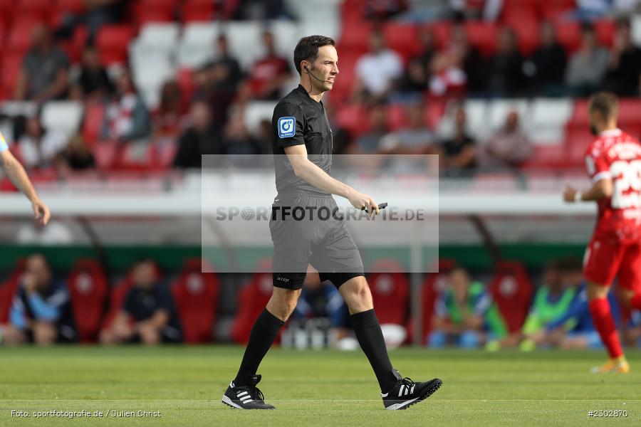 Schiedsrichter, Benjamin Brand, FLYERALARM-Arena, Würzburg, 08.08.2021, DFB, sport, action, Fussball, Deutschland, August 2021, Runde 1, DFB-Pokal, Saison 2021/2022, SCF, FWK, SC Freiburg, FC Würzburger Kickers - Bild-ID: 2302870