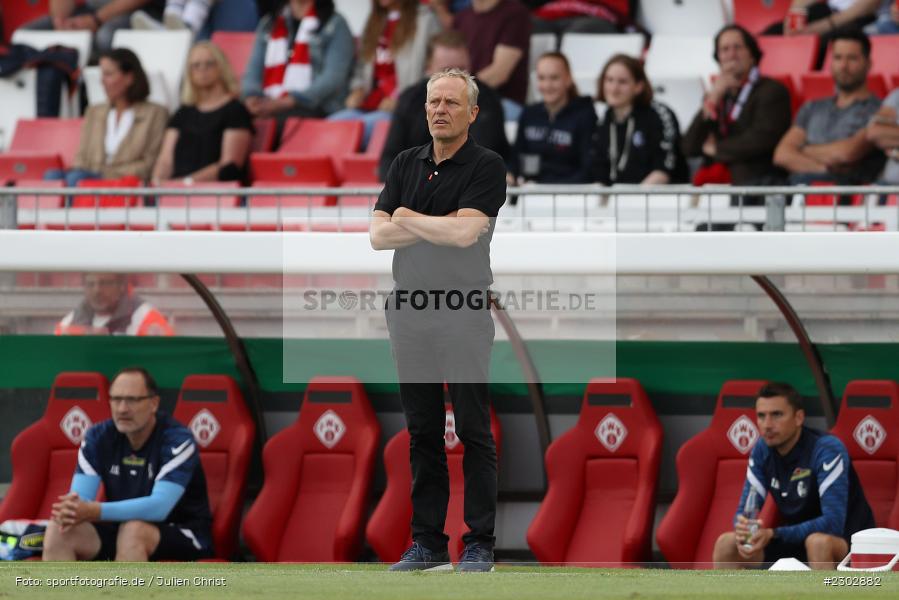 Trainer, Christian Streich, FLYERALARM-Arena, Würzburg, 08.08.2021, DFB, sport, action, Fussball, Deutschland, August 2021, Runde 1, DFB-Pokal, Saison 2021/2022, SCF, FWK, SC Freiburg, FC Würzburger Kickers - Bild-ID: 2302882