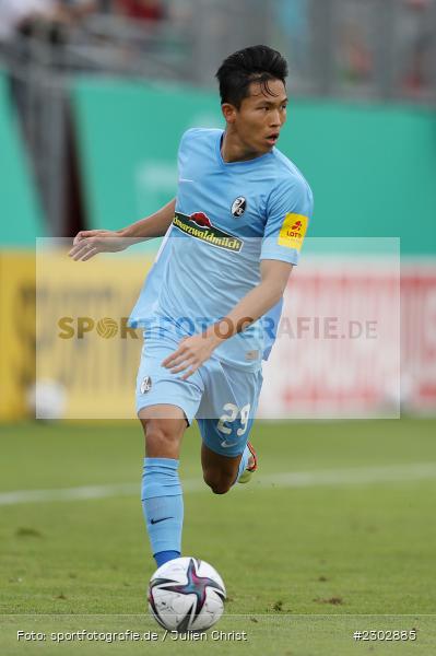 Wooyeong Jeong, FLYERALARM-Arena, Würzburg, 08.08.2021, DFB, sport, action, Fussball, Deutschland, August 2021, Runde 1, DFB-Pokal, Saison 2021/2022, SCF, FWK, SC Freiburg, FC Würzburger Kickers - Bild-ID: 2302885