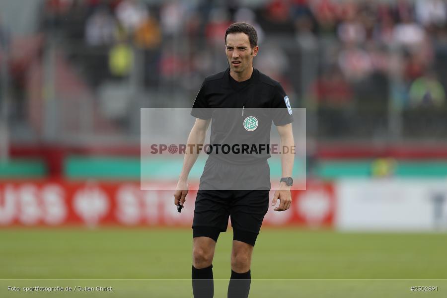 Schiedsrichter, Benjamin Brand, FLYERALARM-Arena, Würzburg, 08.08.2021, DFB, sport, action, Fussball, Deutschland, August 2021, Runde 1, DFB-Pokal, Saison 2021/2022, SCF, FWK, SC Freiburg, FC Würzburger Kickers - Bild-ID: 2302891