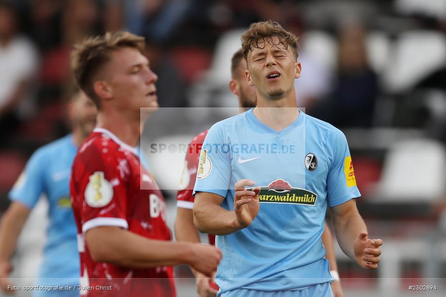 Hadern, Mimik, Gestik, Yannik Keitel, FLYERALARM-Arena, Würzburg, 08.08.2021, DFB, sport, action, Fussball, Deutschland, August 2021, Runde 1, DFB-Pokal, Saison 2021/2022, SCF, FWK, SC Freiburg, FC Würzburger Kickers - Bild-ID: 2302894