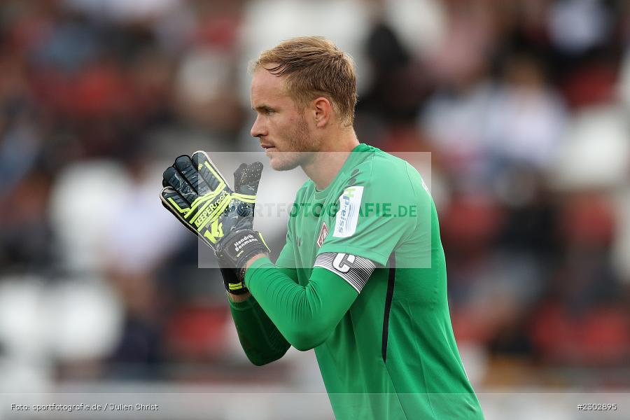 Keepersport, HPreiss, Torwart, Hendrik Bonmann, FLYERALARM-Arena, Würzburg, 08.08.2021, DFB, sport, action, Fussball, Deutschland, August 2021, Runde 1, DFB-Pokal, Saison 2021/2022, SCF, FWK, SC Freiburg, FC Würzburger Kickers - Bild-ID: 2302895