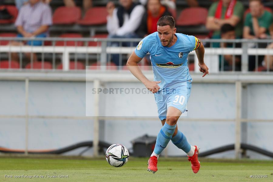 Christian Günter, FLYERALARM-Arena, Würzburg, 08.08.2021, DFB, sport, action, Fussball, Deutschland, August 2021, Runde 1, DFB-Pokal, Saison 2021/2022, SCF, FWK, SC Freiburg, FC Würzburger Kickers - Bild-ID: 2302903