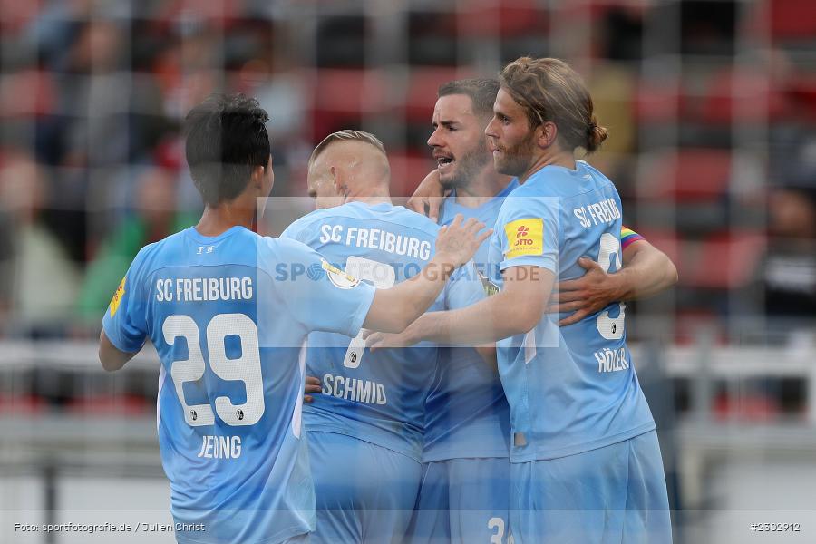 Jonathan Schmid, Torjubel, Christian Günter, FLYERALARM-Arena, Würzburg, 08.08.2021, DFB, sport, action, Fussball, Deutschland, August 2021, Runde 1, DFB-Pokal, Saison 2021/2022, SCF, FWK, SC Freiburg, FC Würzburger Kickers - Bild-ID: 2302912