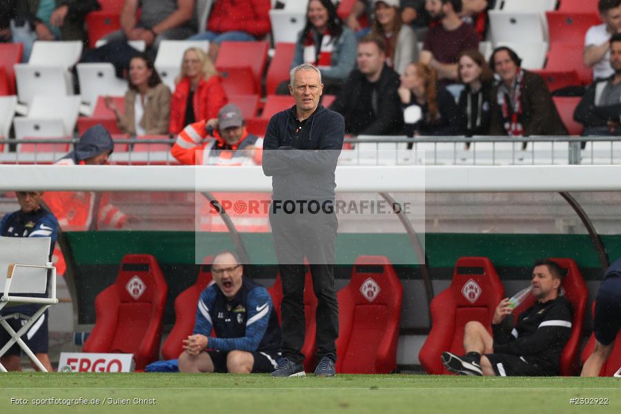 Trainer, Christian Streich, FLYERALARM-Arena, Würzburg, 08.08.2021, DFB, sport, action, Fussball, Deutschland, August 2021, Runde 1, DFB-Pokal, Saison 2021/2022, SCF, FWK, SC Freiburg, FC Würzburger Kickers - Bild-ID: 2302922