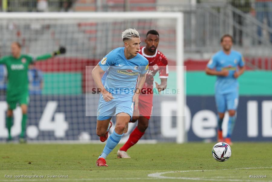 Nico Schlotterbeck, FLYERALARM-Arena, Würzburg, 08.08.2021, DFB, sport, action, Fussball, Deutschland, August 2021, Runde 1, DFB-Pokal, Saison 2021/2022, SCF, FWK, SC Freiburg, FC Würzburger Kickers - Bild-ID: 2302924