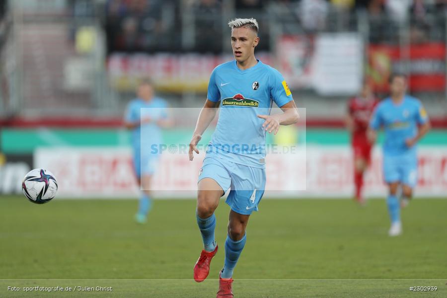 Nico Schlotterbeck, FLYERALARM-Arena, Würzburg, 08.08.2021, DFB, sport, action, Fussball, Deutschland, August 2021, Runde 1, DFB-Pokal, Saison 2021/2022, SCF, FWK, SC Freiburg, FC Würzburger Kickers - Bild-ID: 2302939
