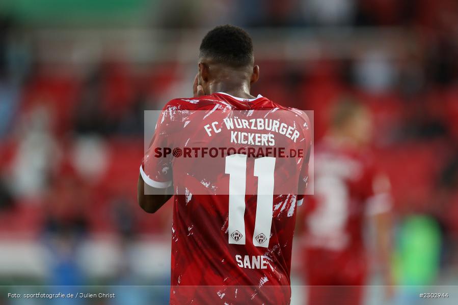 Rückennummer, Gestik, Saliou Sane, FLYERALARM-Arena, Würzburg, 08.08.2021, DFB, sport, action, Fussball, Deutschland, August 2021, Runde 1, DFB-Pokal, Saison 2021/2022, SCF, FWK, SC Freiburg, FC Würzburger Kickers - Bild-ID: 2302944