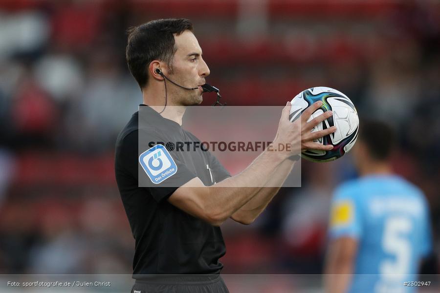 Schiedsrichter, Benjamin Brand, FLYERALARM-Arena, Würzburg, 08.08.2021, DFB, sport, action, Fussball, Deutschland, August 2021, Runde 1, DFB-Pokal, Saison 2021/2022, SCF, FWK, SC Freiburg, FC Würzburger Kickers - Bild-ID: 2302947