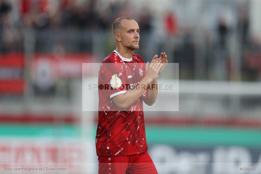 Gestik, Tobias Kraulich, FLYERALARM-Arena, Würzburg, 08.08.2021, DFB, sport, action, Fussball, Deutschland, August 2021, Runde 1, DFB-Pokal, Saison 2021/2022, SCF, FWK, SC Freiburg, FC Würzburger Kickers - Bild-ID: 2302953