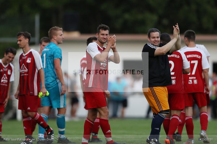 Hände, Arme, gestikuliert, Benedikt Strohmenger, Sportplatz, Birkenfeld, 12.08.2021, BFV, sport, action, Fussball, Deutschland, August 2021, Runde 1, Verbands-Pokal, Toto-Pokal, Saison 2021/2022, M60, SVB, TSV 1860 München, SV Birkenfeld - Bild-ID: 2303231 Hände, Arme, gestikuliert, Benedikt Strohmenger, Sportplatz, Birkenfeld, 12.08.2021, BFV, sport, action, Fussball, Deutschland, August 2021, Runde 1, Verbands-Pokal, Toto-Pokal, Saison 2021/2022, M60, SVB, TSV 1860 München, SV Birkenfeld - Bild-ID: 2303231