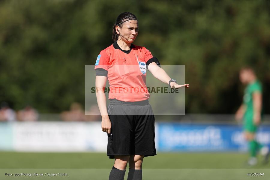 Hände, Arme, gestikuliert, Schiedsrichter, FIFA, Angelika Söder, Sportplatz, Karlburg, 14.08.2021, BFV, sport, action, Fussball, Deutschland, August 2021, Bayernliga Nord, Saison 2021/2022, SPA, TSV, SpVgg Ansbach, TSV Karlburg - Bild-ID: 2303394