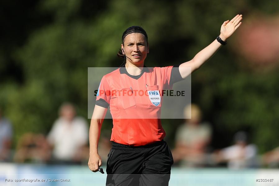 Hände, Arme, gestikuliert, FIFA, Schiedsrichter, Angelika Söder, Sportplatz, Karlburg, 14.08.2021, BFV, sport, action, Fussball, Deutschland, August 2021, Bayernliga Nord, Saison 2021/2022, SPA, TSV, SpVgg Ansbach, TSV Karlburg - Bild-ID: 2303487 Hände, Arme, gestikuliert, FIFA, Schiedsrichter, Angelika Söder, Sportplatz, Karlburg, 14.08.2021, BFV, sport, action, Fussball, Deutschland, August 2021, Bayernliga Nord, Saison 2021/2022, SPA, TSV, SpVgg Ansbach, TSV Karlburg - Bild-ID: 2303487