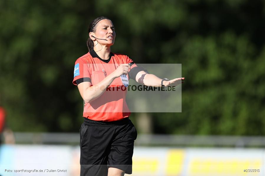 Hände, Arme, gestikuliert, Angelika Söder, Sportplatz, Karlburg, 14.08.2021, BFV, sport, action, Fussball, Deutschland, August 2021, Bayernliga Nord, Saison 2021/2022, SPA, TSV, SpVgg Ansbach, TSV Karlburg - Bild-ID: 2303513 Hände, Arme, gestikuliert, Angelika Söder, Sportplatz, Karlburg, 14.08.2021, BFV, sport, action, Fussball, Deutschland, August 2021, Bayernliga Nord, Saison 2021/2022, SPA, TSV, SpVgg Ansbach, TSV Karlburg - Bild-ID: 2303513