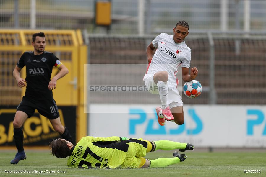 Max Grün, Henri Koudossou, Stadion am Schönbusch, Aschaffenburg, 17.08.2021, BFV, sport, action, Fussball, Deutschland, August 2021, Regionalliga Bayern, Saison 2021/2022, FCA, SVA, FC Augsburg II, SV Viktoria Aschaffenburg - Bild-ID: 2303543
