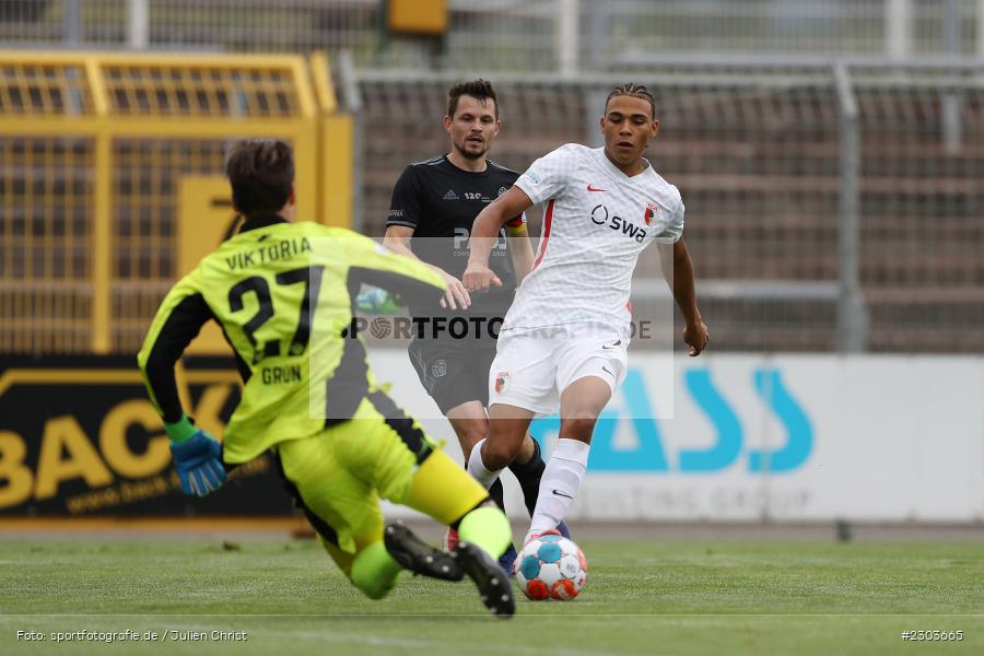 Max Grün, Daniel Cheron, Henri Koudossou, Stadion am Schönbusch, Aschaffenburg, 17.08.2021, BFV, sport, action, Fussball, Deutschland, August 2021, Regionalliga Bayern, Saison 2021/2022, FCA, SVA, FC Augsburg II, SV Viktoria Aschaffenburg - Bild-ID: 2303665 Max Grün, Daniel Cheron, Henri Koudossou, Stadion am Schönbusch, Aschaffenburg, 17.08.2021, BFV, sport, action, Fussball, Deutschland, August 2021, Regionalliga Bayern, Saison 2021/2022, FCA, SVA, FC Augsburg II, SV Viktoria Aschaffenburg - Bild-ID: 2303665