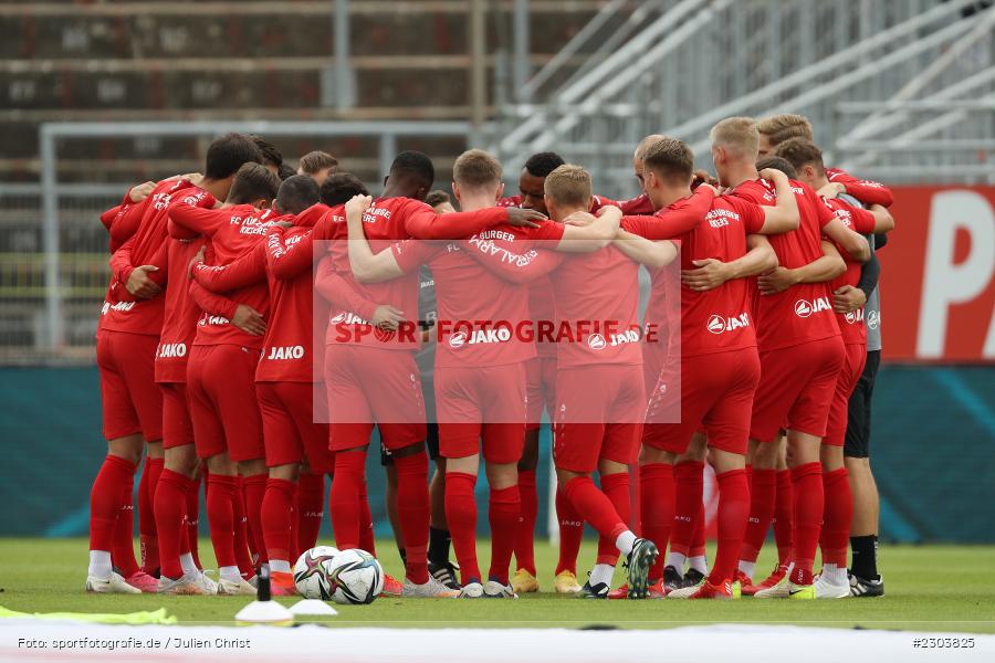 Mannschaftskreis, FLYERALARM Arena, Würzburg, 22.08.2021, DFL, sport, action, Fussball, Deutschland, August 2021, Saison 2021/2022, OSN, FWK, 3. Liga, VfL Osnabrück, FC Würzburger Kickers - Bild-ID: 2303825