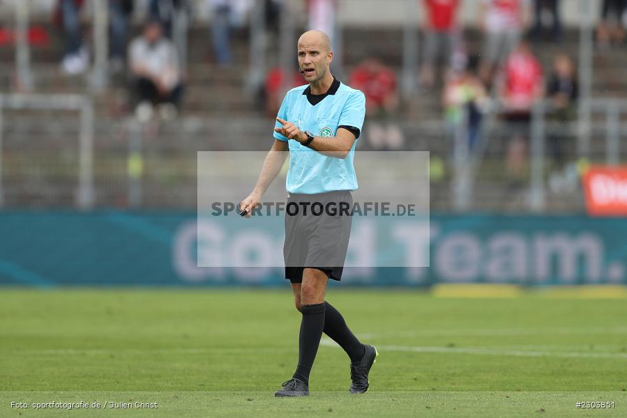 Schiedsrichter, Franz Bokop, FLYERALARM Arena, Würzburg, 22.08.2021, DFL, sport, action, Fussball, Deutschland, August 2021, Saison 2021/2022, OSN, FWK, 3. Liga, VfL Osnabrück, FC Würzburger Kickers - Bild-ID: 2303851