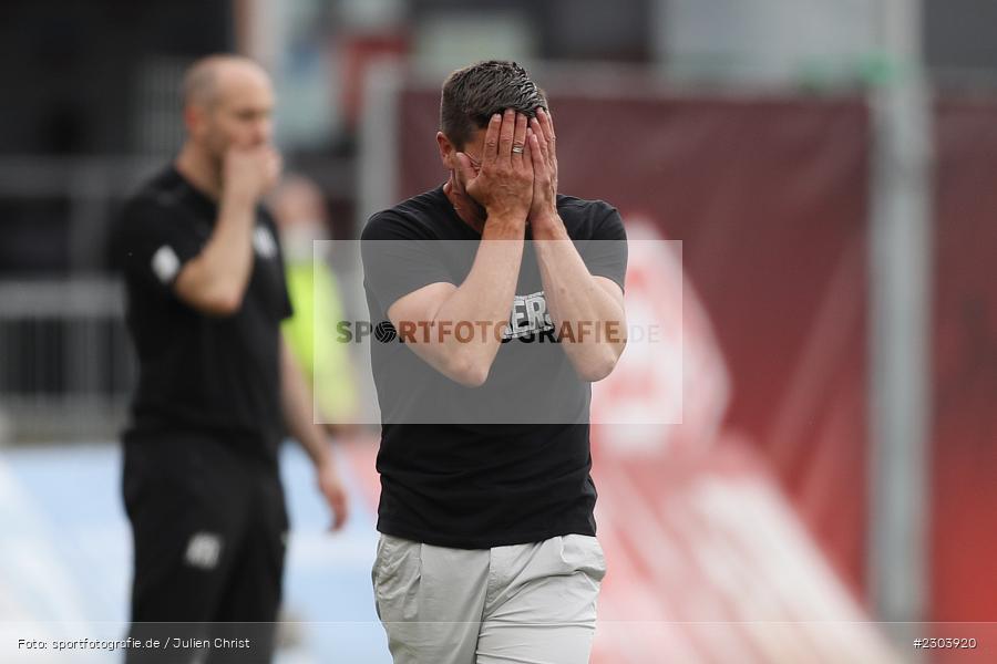 Hadern, Enttäuscht, Torsten Ziegner, FLYERALARM Arena, Würzburg, 22.08.2021, DFL, sport, action, Fussball, Deutschland, August 2021, Saison 2021/2022, OSN, FWK, 3. Liga, VfL Osnabrück, FC Würzburger Kickers - Bild-ID: 2303920 Hadern, Enttäuscht, Torsten Ziegner, FLYERALARM Arena, Würzburg, 22.08.2021, DFL, sport, action, Fussball, Deutschland, August 2021, Saison 2021/2022, OSN, FWK, 3. Liga, VfL Osnabrück, FC Würzburger Kickers - Bild-ID: 2303920