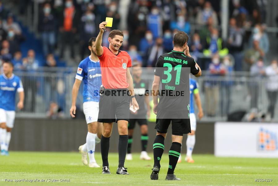 Gelbe Karte, Dr. Max Burda, Merck-Stadion, Darmstadt, 28.08.2021, DFL, sport, action, Fussball, Deutschland, August 2021, Saison 2021/2022, 2. Bundesliga, H96, SVD, Hannover 96, SV Darmstadt 98 - Bild-ID: 2304229