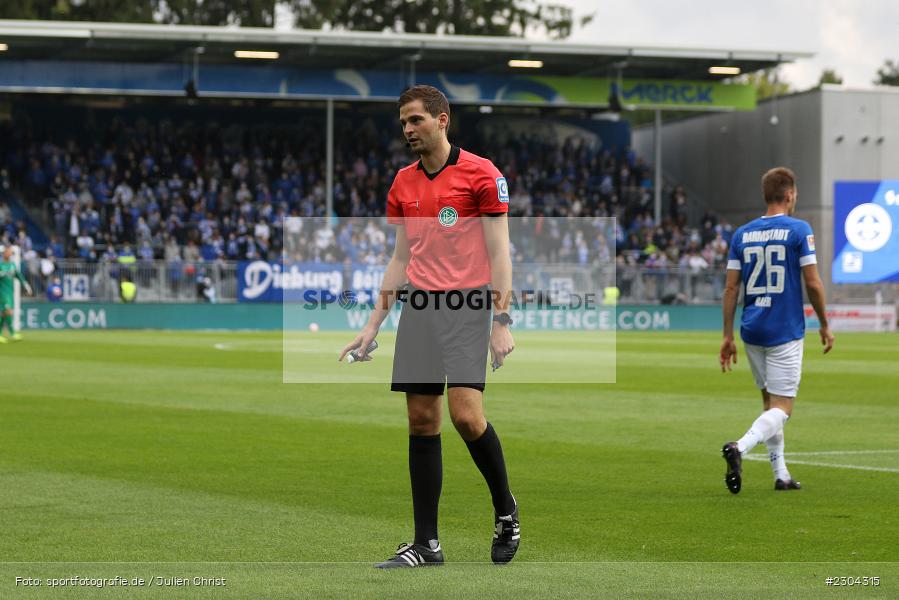Schiedsrichter, Dr. Max Burda, Merck-Stadion, Darmstadt, 28.08.2021, DFL, sport, action, Fussball, Deutschland, August 2021, Saison 2021/2022, 2. Bundesliga, H96, SVD, Hannover 96, SV Darmstadt 98 - Bild-ID: 2304315