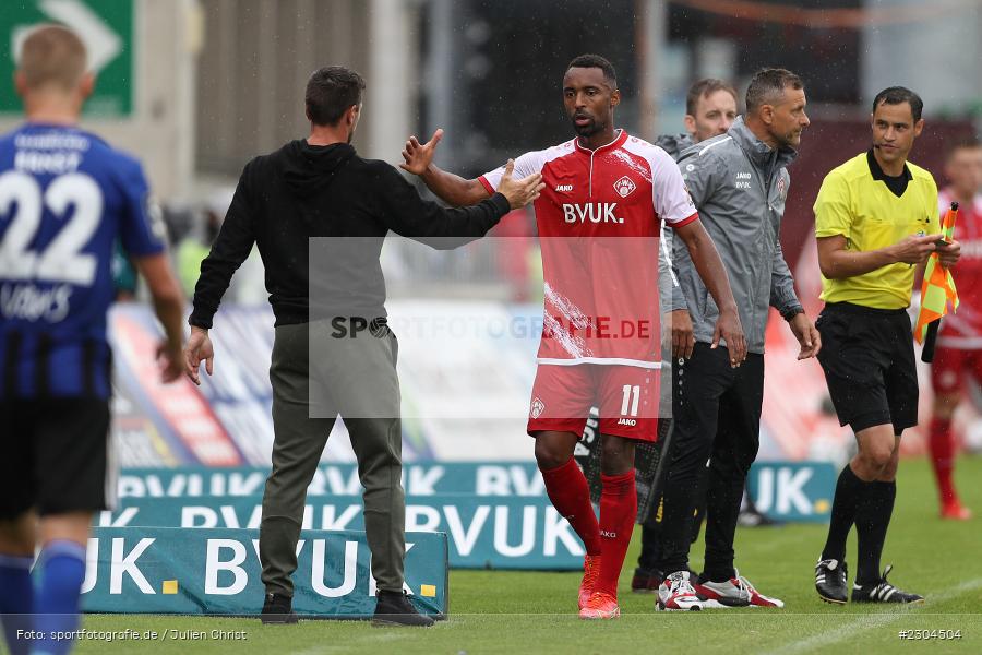 Torsten Ziegner, Saliou Sane, FLYERALARM Arena, Würzburg, 29.08.2021, DFL, sport, action, Fussball, Deutschland, August 2021, Saison 2021/2022, FCS, FWK, 3. Liga, 1. FC Saarbrücken, FC Würzburger Kickers - Bild-ID: 2304504