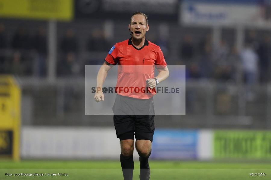 Schiedsrichter, Stefan Treiber, Stadion am Schönbusch, Aschaffenburg, 15.10.2021, BFV, sport, action, Fussball, Deutschland, Oktober 2021, Saison 2021/2022, 4. Liga, Regionalliga Bayern, BAY, SVA, SpVgg Bayreuth, SV Viktoria Aschaffenburg - Bild-ID: 2311250