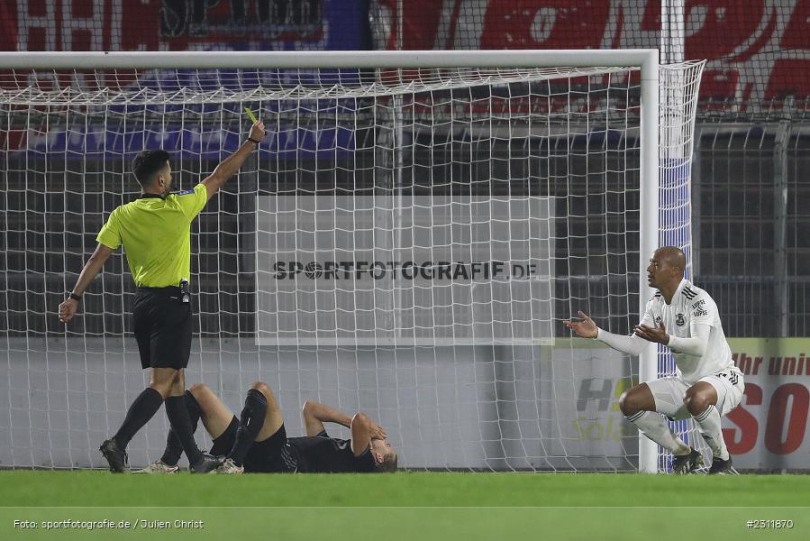 Foul, Gelbe Karte, David Pisot, Stadion am Schönbusch, Aschaffenburg, 19.10.2021, BFV, sport, action, Fussball, Deutschland, Oktober 2021, Saison 2021/2022, 4. Liga, Regionalliga Bayern, UHG, SVA, SpVgg Unterhaching, SV Viktoria Aschaffenburg - Bild-ID: 2311870