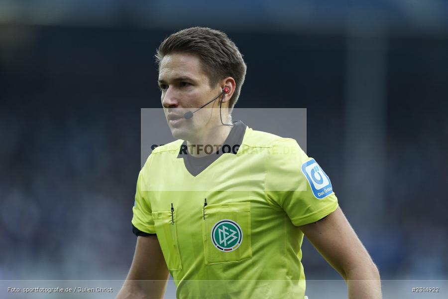 Blick, Looks on, Schiedsrichter, Tobias Reichel, Merck-Stadion am Böllenfalltor, Darmstadt, 20.11.2021, DFL, sport, action, Fussball, November 2021, Saison 2021/2022, 2. Bundesliga, FCSP, SVD, FC St. Pauli, SV Darmstadt 98 - Bild-ID: 2314922 Blick, Looks on, Schiedsrichter, Tobias Reichel, Merck-Stadion am Böllenfalltor, Darmstadt, 20.11.2021, DFL, sport, action, Fussball, November 2021, Saison 2021/2022, 2. Bundesliga, FCSP, SVD, FC St. Pauli, SV Darmstadt 98 - Bild-ID: 2314922