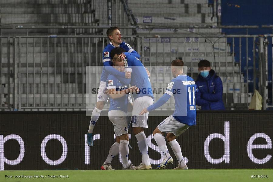 Luca Pfeiffer, Marvin Mehlem, Fabian Holland, Merck-Stadion, Darmstadt, 15.01.2022, DFL, sport, action, Fussball, Januar 2022, Saison 2021/2022, 2. Bundesliga, KSC, SV98, Karlsruher SC, SV Darmstadt 98 - Bild-ID: 2316238