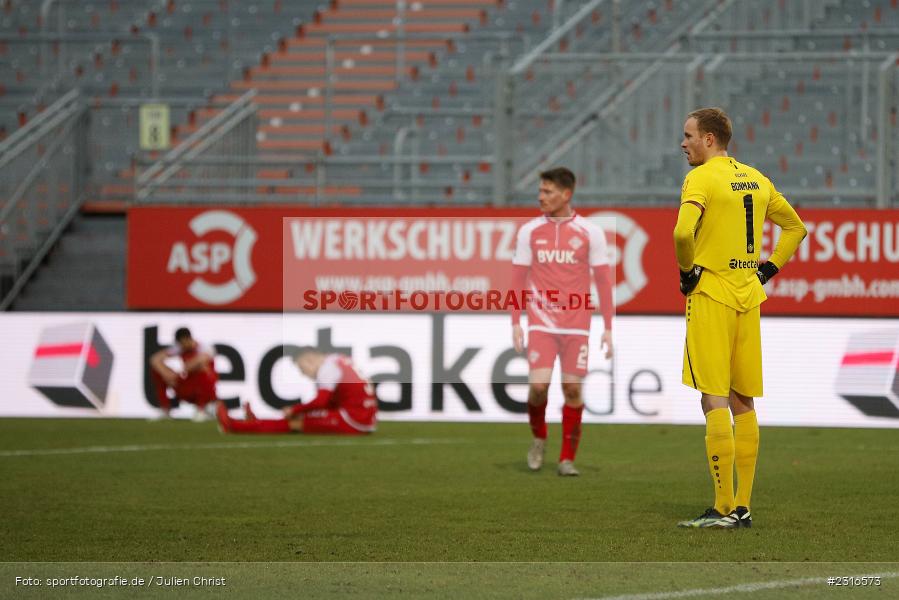 Leon Schneider, Robert Herrmann, Dennis Waidner, Enttäuscht, Hendrik Bonmann, FLYERALARM Arena, Würzburg, 22.01.2022, DFL, sport, action, Fussball, Januar 2022, Saison 2021/2022, 3. Liga, SVW, FWK, SV Waldhof Mannheim 07, FC Würzburger Kickers - Bild-ID: 2316573