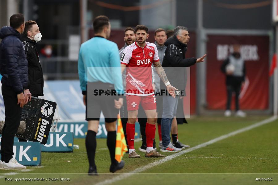 Reklamieren, Moritz Heinrich, FLYERALARM Arena, Würzburg, 22.01.2022, DFL, sport, action, Fussball, Januar 2022, Saison 2021/2022, 3. Liga, SVW, FWK, SV Waldhof Mannheim 07, FC Würzburger Kickers - Bild-ID: 2316622