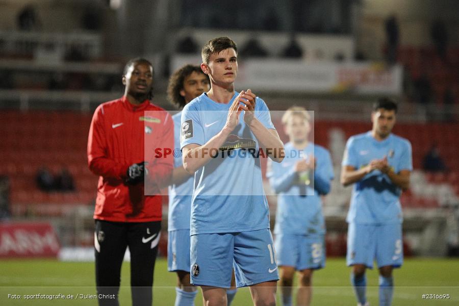 Gestik, Applaus, Yannik Engelhardt, FLYERALARM Arena, Würzburg, 28.01.2022, DFL, sport, action, Fussball, Januar 2022, Saison 2021/2022, 3. Liga, SCF, FWK, SC Freiburg II, FC Würzburger Kickers - Bild-ID: 2316695