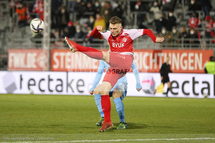 Leon Schneider, FLYERALARM Arena, Würzburg, 28.01.2022, DFL, sport, action, Fussball, Januar 2022, Saison 2021/2022, 3. Liga, SCF, FWK, SC Freiburg II, FC Würzburger Kickers - Bild-ID: 2316699