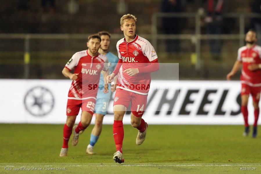 Louis Breunig, FLYERALARM Arena, Würzburg, 28.01.2022, DFL, sport, action, Fussball, Januar 2022, Saison 2021/2022, 3. Liga, SCF, FWK, SC Freiburg II, FC Würzburger Kickers - Bild-ID: 2316709