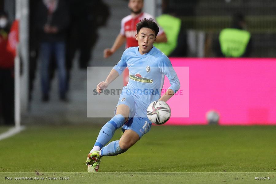 Jihan Lee, FLYERALARM Arena, Würzburg, 28.01.2022, DFL, sport, action, Fussball, Januar 2022, Saison 2021/2022, 3. Liga, SCF, FWK, SC Freiburg II, FC Würzburger Kickers - Bild-ID: 2316710