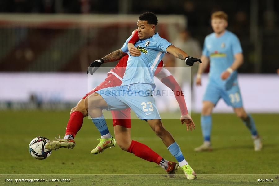 Emilio Giuseppe Kehrer, FLYERALARM Arena, Würzburg, 28.01.2022, DFL, sport, action, Fussball, Januar 2022, Saison 2021/2022, 3. Liga, SCF, FWK, SC Freiburg II, FC Würzburger Kickers - Bild-ID: 2316712