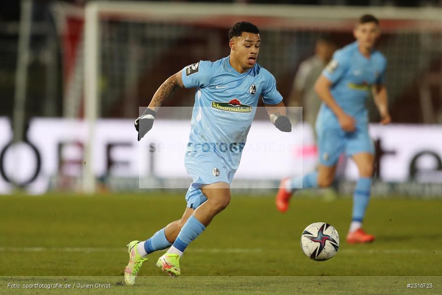 Emilio Giuseppe Kehrer, FLYERALARM Arena, Würzburg, 28.01.2022, DFL, sport, action, Fussball, Januar 2022, Saison 2021/2022, 3. Liga, SCF, FWK, SC Freiburg II, FC Würzburger Kickers - Bild-ID: 2316723