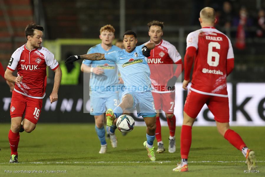 Emilio Giuseppe Kehrer, FLYERALARM Arena, Würzburg, 28.01.2022, DFL, sport, action, Fussball, Januar 2022, Saison 2021/2022, 3. Liga, SCF, FWK, SC Freiburg II, FC Würzburger Kickers - Bild-ID: 2316724
