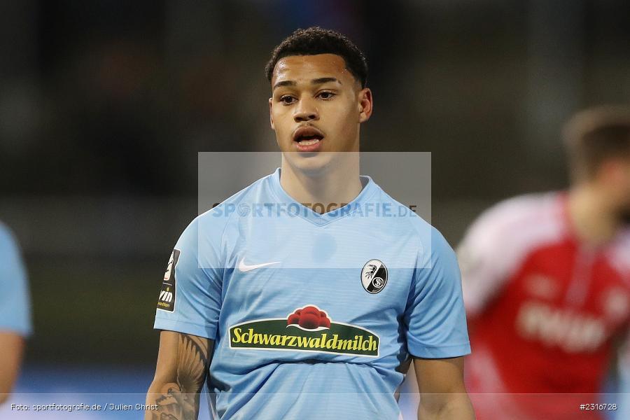 Emilio Giuseppe Kehrer, FLYERALARM Arena, Würzburg, 28.01.2022, DFL, sport, action, Fussball, Januar 2022, Saison 2021/2022, 3. Liga, SCF, FWK, SC Freiburg II, FC Würzburger Kickers - Bild-ID: 2316728